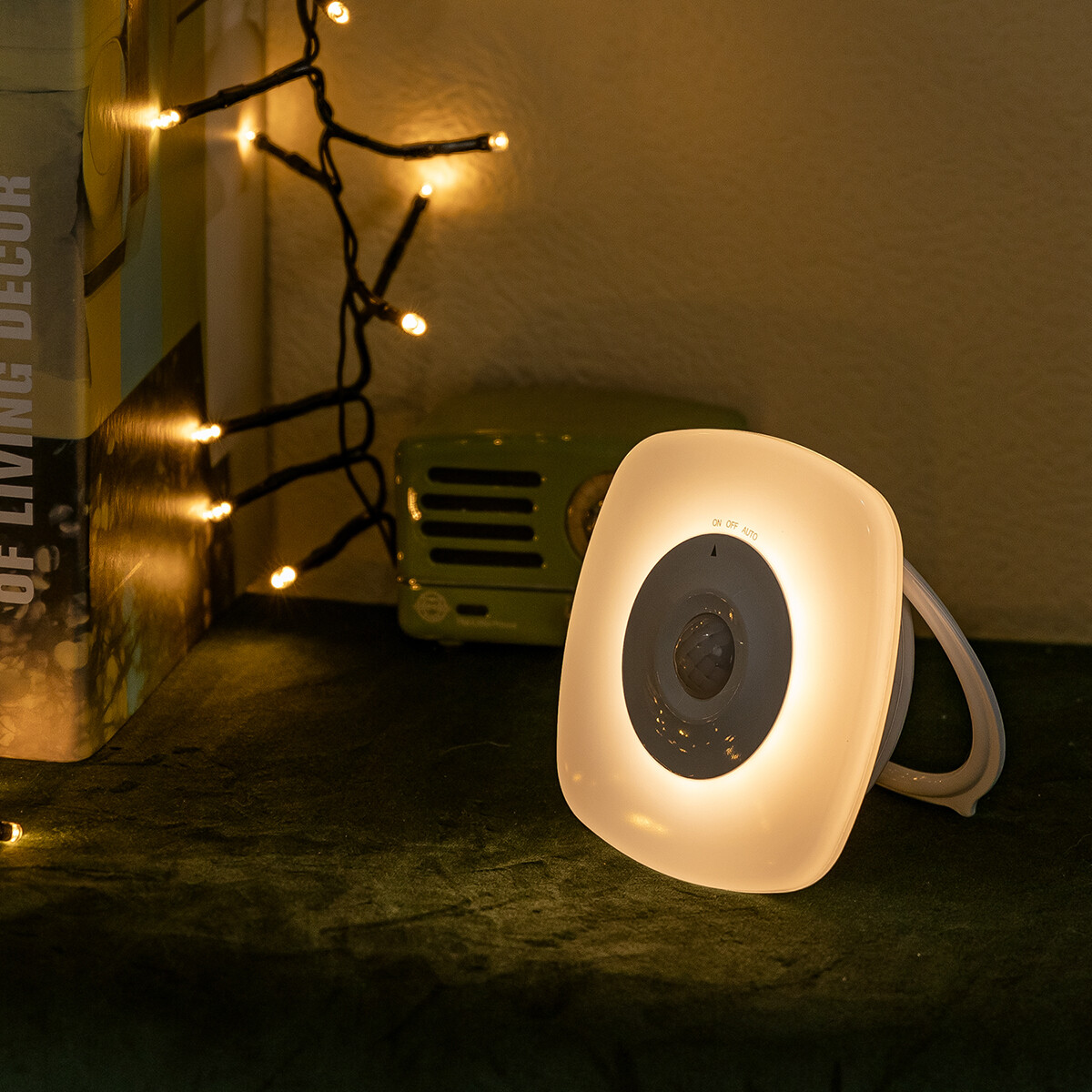 Stekkerlamp op Batterijen - Nachtlamp met Dag en Nacht- en Bewegingssensor Incl. USB-kabel - Aigi Steksy - 0.5W - Warm Wit 3000K - Vierkant - Mat Wit - Plastic